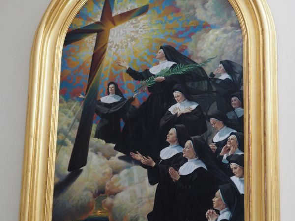 w kaplicy klasztornej : obraz przedstawiający Siostry Nazaretanki przy krzyżu. Niegdyś - a było to 1 sierpnia 1943r. w Nowogródku /obecnie Białoruś/ 11 Sióstr N