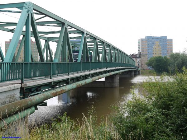 ŁĄCZY  DWA  BRZEGI