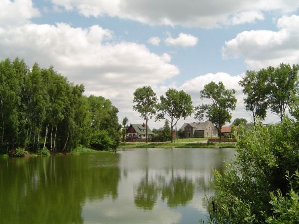 W środku wsi znajduje się duży,lecz bardzo płytki staw (pow.1,2 ha,dł.300m,szer.150m,wys.npm 115 m),który w gorące lata wsycha niemal całkowicie. W przewodnikac