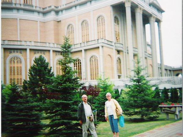 w licheńskiej świątyni znajduje się 365 otworów okiennych, w anodowanych na złoto, aluminiowych ramach zostały osadzone szyby o bursztynowym odcieniu.