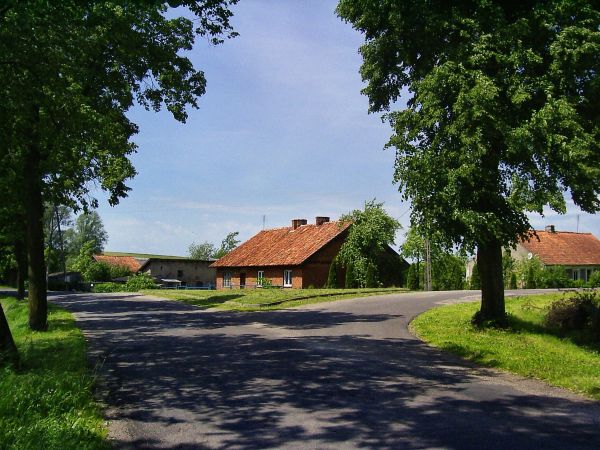 Mnichowo -koło Reszla-widok z szosy dojazdowej z Robaw. Widok na skrzyżowanie dróg z Robaw,Grodzkiego Młyna i z Zawid,okolicznych wiosek. Na zdjęciu stare zabyt