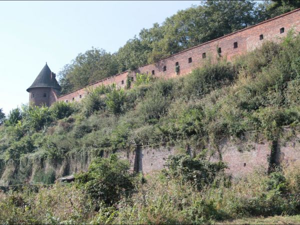 Kościół pw. św. Mikołaja i Stanisława biskupa w Jarosławiu przy ulicy Benedyktyńskiej. Przez starszych mieszkańców zwany Anna Kasarnia, został zbudowany w latac