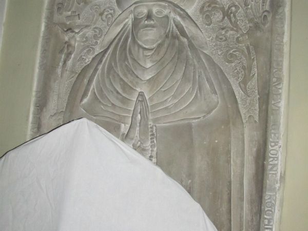 Kościół farny pw. św. Jadwigi Śląskiej - płyta nagrobna Evy z Kochów Lachhammer, mieszczki zm. w 1627 r, renesansowa, kamienna ze stojącą postacią zmarłej; w gó