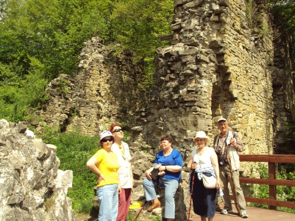 na zamku Sobień - w ruinie. Zniszczony został w 1474r. podczas najazdu wojsk węgierskich króla Macieja Korwina i od tego czasu zaczął popadać w ruinę.