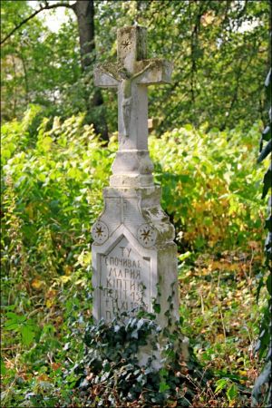 Murowana cerkiew p.w. Opieki NMP . Zbudowana w 1913 r. Wewnątrz cenna polichromia. W latach 1947-71 - magazyn. Obecnie opuszczona i zaniedbana. Zaniedbany cment