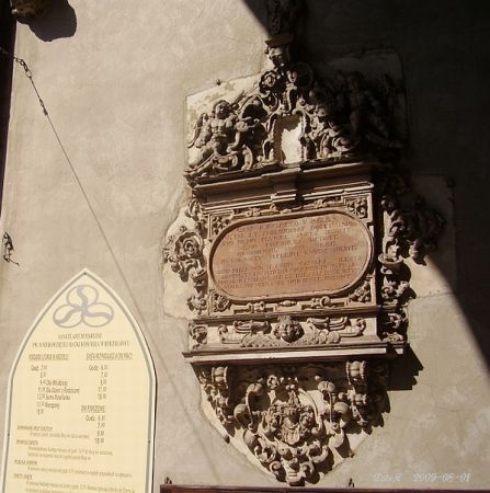 Oraz wmurowane tablice przy wyjściu lepiej widoczne