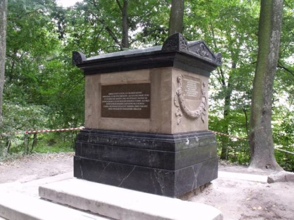 Pomnik cenotaf wybudowany w 1800 r. przez Tadeusza Matuszewicza ku czci żony Marianny z d. Przeneddowska - po renowacji przeprowadzonej w 2011 r.