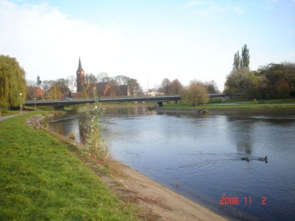 Rzeka Gwda z widokiem na most B.Krzywoustego i kościół św. St. Kostki