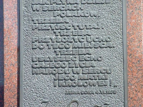 Tablica pomniku Jana Pawła II na Jasnej Górze