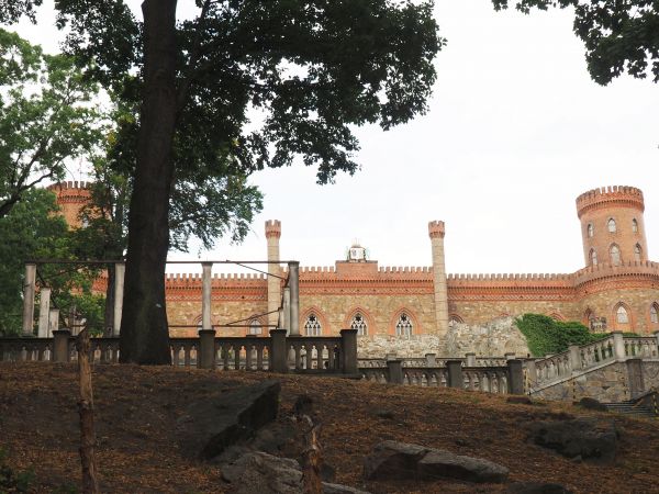 widok z "dojściowej" alei parkowej - odsłania się ogrom, kunszt i piękno.