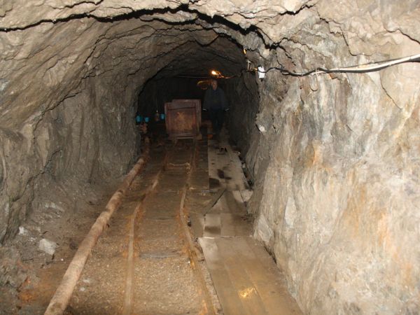 sztolnia w kopalni, dalej wagoniki z urobkiem - ale sporo tego rozsypuje się na torach - wystarczy schylić się i pozbierać, a nuż koszta wycieczki się zwrócą ?