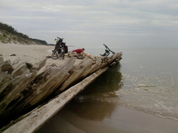 Wrak łodzi rybackiej na plaży na wschód od Łeby