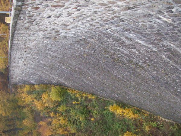 Zapora wodna 44 m wysokości i 230 m długości. Została wybudowana w latach 1914- 1917.