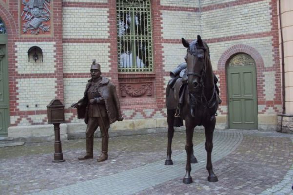 huzar węgierski w c.k. armii służył - w obronie Twierdzy Przemyśl przed  Rosjanami i list do bliskich pisze i wysyła z frontu i do skrzynki pocztowej niesie...