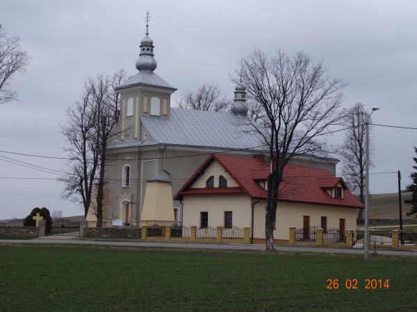 od strony bramy głównej - kościół murem otoczony ! w sąsiedztwie świetlica z pracownią tkacką oraz jako lokalna izba historyczna.
