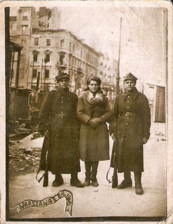 Marianna z wizytą u brata Antoniego pełniącego służbę wojskową w Warszawie, rok 1945