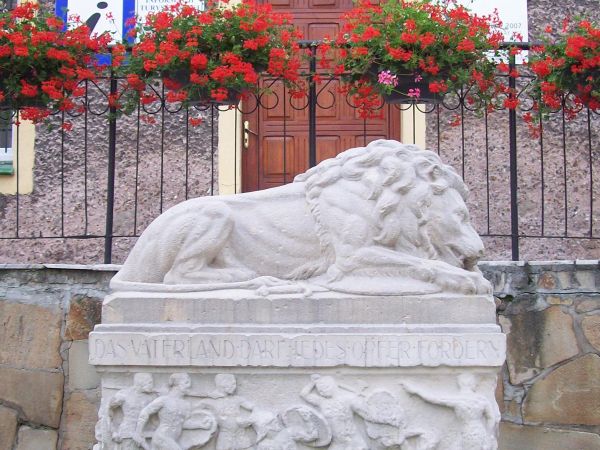 Pomnik "śpiącego lwa", 1922 r., wystawiony mieszkańcom miasta poległym na frontach I wojny światowej