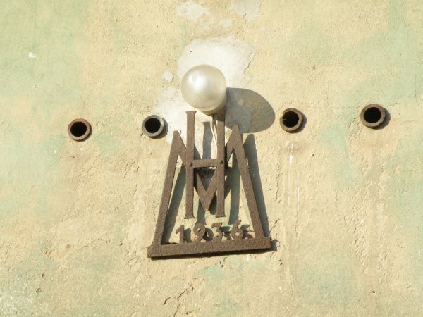 Monogram byłych właścicieli ( ta lampa" wsadzona" jest przez obecnych)