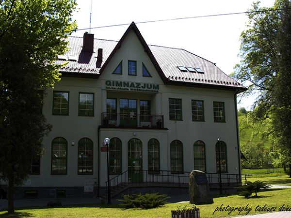 Rytro-gimnazjum im.ks. Józefa Woźniackiego.