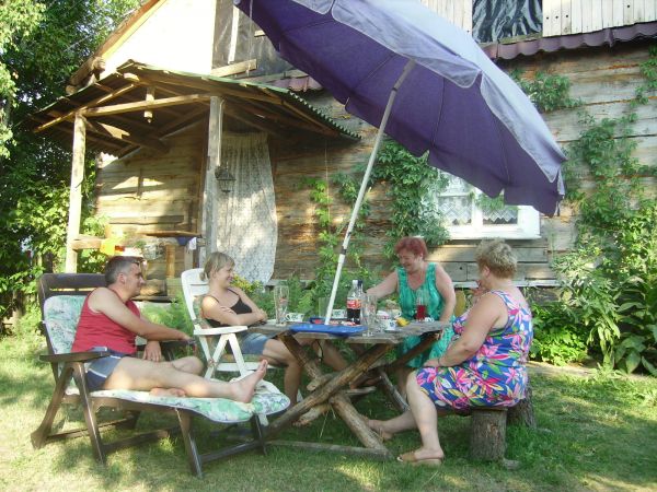 A to rodzina wiejska po wieczornym obrządku w gumnie-wieś Turna niech żyje!