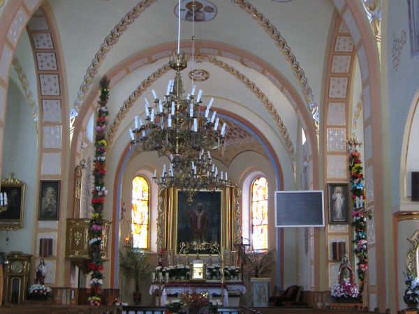 ołtarz główny kościoła pw. św. Wojciecha,  bogate zdobienia polichromii arkadowej i sklepienia. Kościół wzniesiony w latach 1924-33 wg planów Jana Skóry - archi