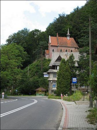 Neogotycki kościół pw. Św. Kingi z 1908 r. Powstał ze składek kuracjuszy jako wotum dziękczynne za odzyskanie zdrowia.
