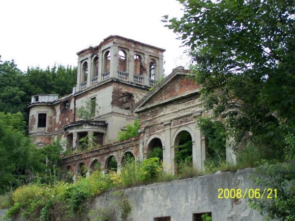 Ruiny pałacu w Sławikowie