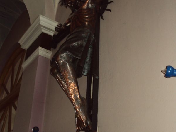 po prawej, pod chórem: Krzyż z Chrystusem Ukrzyżowanym, na splocie krzyża - Słońce Gorejące - Źródłem Miłości będące,  współczesny.