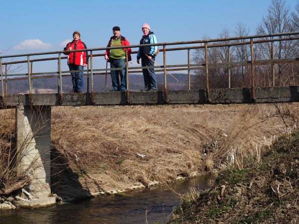 "silna, mocna" kładka nad Pielnicy nurtem - dalej w galerii jest zdjęcie archiwalne, czarno-białe, czy tamta kładka była tu położona ?