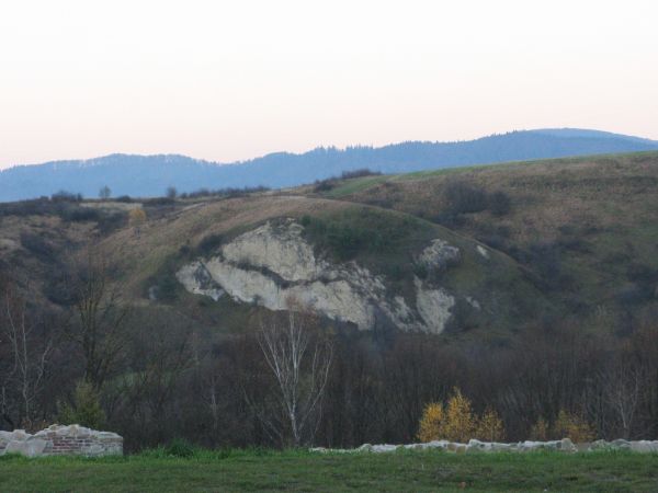 z tego wyrobiska / kamieniołomu zwanego "Gankiem" - na drugim brzegu Osławy, czerpano - pozyskiwano budulec przy wznoszeniu klasztoru, kamień wydobywano też z d