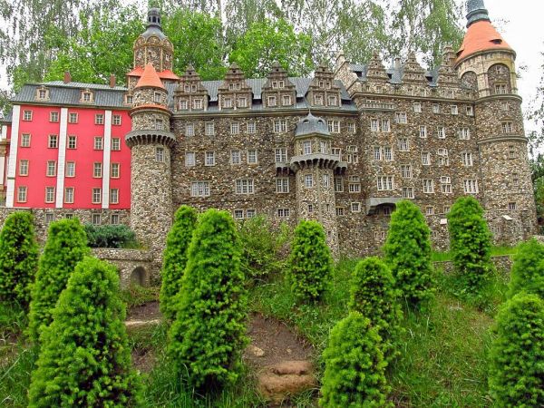 KOWARY - Park Miniatur Zabytków Dolnego Śląska - Zamek „Książ” jest największym tego typu obiektem na Dolnym Śląsku a trzecim w Polsce. Na przełomie pięciu wiek
