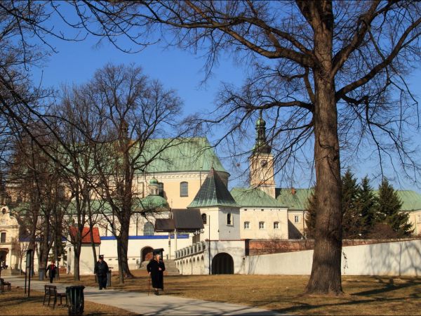 Bazylika Zwiastowania NMP w Leżajsku – wzniesiona w miejscu, gdzie według tradycji ukazała się w 1590 roku Tomaszowi Michałce Matka Boska. Sprawują nad nią opie