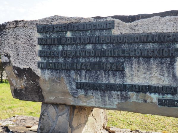 pomnik ofiar II wojny światowej, rozstrzeliwanych za starą, nieczynną strzelnicą.