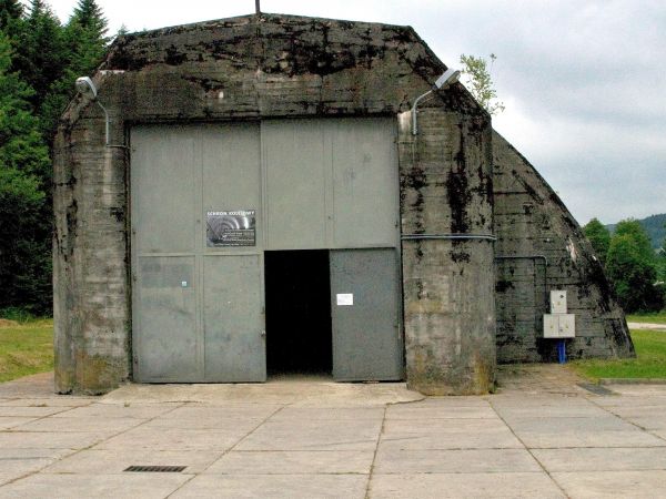 W roku 1940 na Podkarpaciu rozpoczęto budowę kwatery sztabowej dla Hitlera pod nazwą " Anlage Sud " . Drugą " Anlage Mittel " budowano w rejonie Tomaszowa Mazow