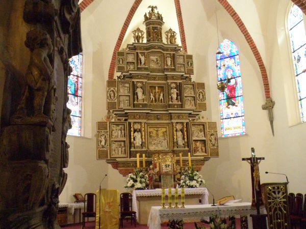 Ołtarz główny kościoła