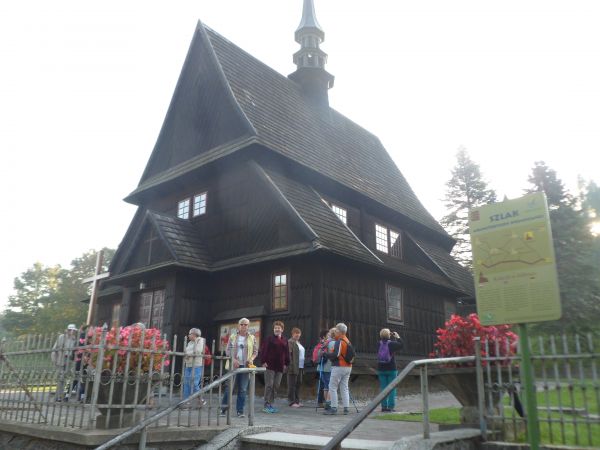 kościół - jednonawowy, reprezentuje wzorowany na podhalańskich styl narodowy w drewnianej architekturze okresu międzywojennego.