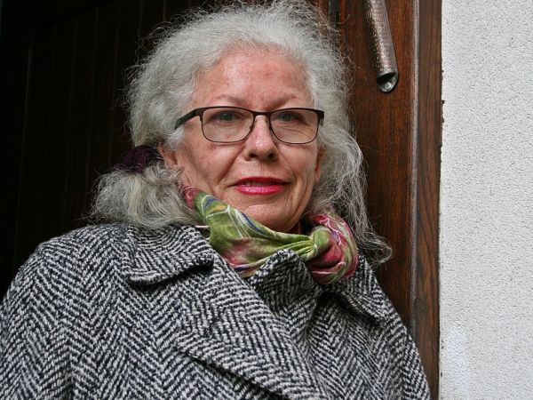 pani Malka Shacham Dor On - na progu Domu Żydowskiego - Muzeum, które sama ona urządziła w domu po rodzicach - przedwojennych mieszkańcach Rymanowa, dziś pani M