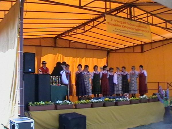 zespół śpiewaczy z Brzegu " Jarzębinki" podczas występów w miejscowym domu kultury.