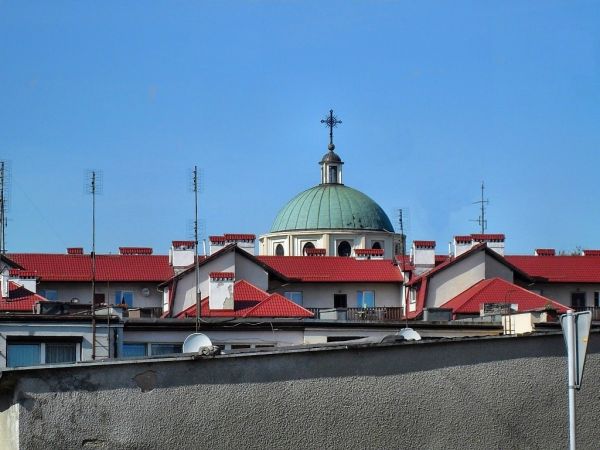 Dachy budynków przy Kopernika oraz kopuła kościoła św. Wojciecha
