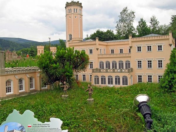 KOWARY - Park Miniatur Zabytków Dolnego Śląska - Pałac w Mysłakowicach wybudowany został w największej wsi Kotliny Jeleniogórskiej, na życzenie króla Prus w XIX