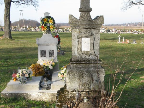 na cmentarzu parafialnym - zabytkowe nagrobki.