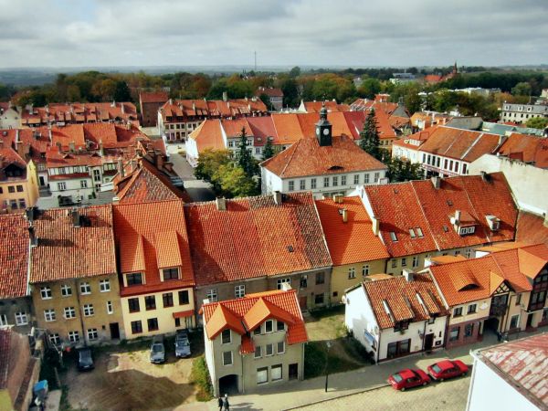 Reszelska Starówka-widok z wieży zamku Biskupów Warmińskich na Rynek z jego klasycznym ratuszem i otaczjace go zabytkowe kamieniczki.