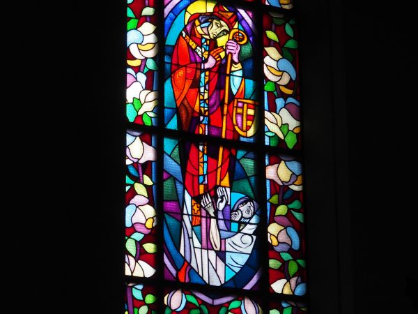 witraż - po lewej - w prezbiterium kościoła.