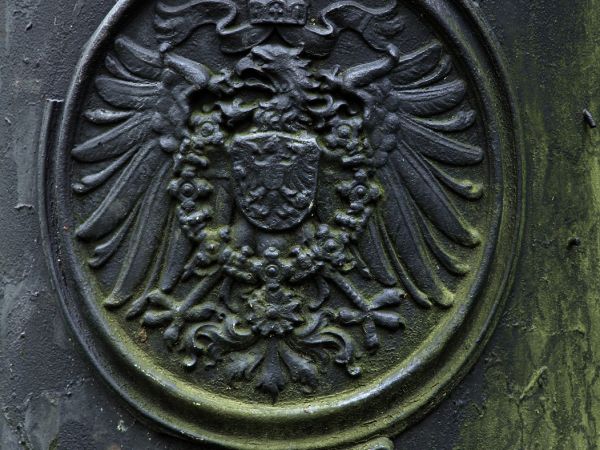 Żmigród - Zespół pałacowo - parkowy - żelazny maszt na chorągwie, pochodzący z drugiej połowy XIX wieku. Na jego podstawie widnieje herb Cesarstwa Niemieckiego.