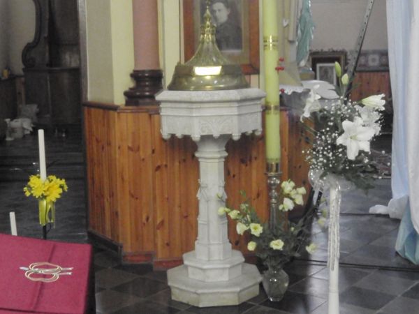 Alabastrowa chrzcielnica w stylu neogotyckim