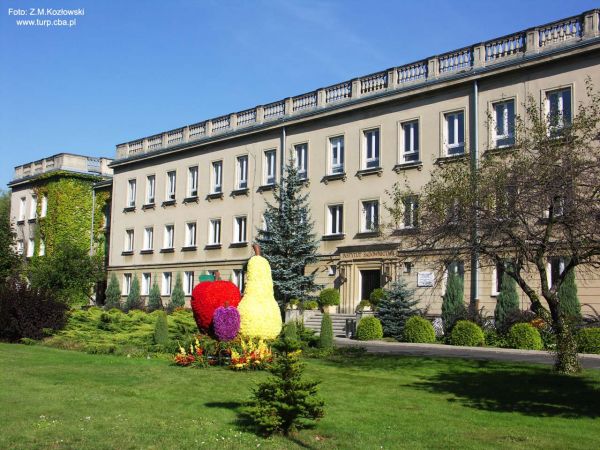 Gmach dawnego Instytutu Sadownictwa i Kwiaciarstwa