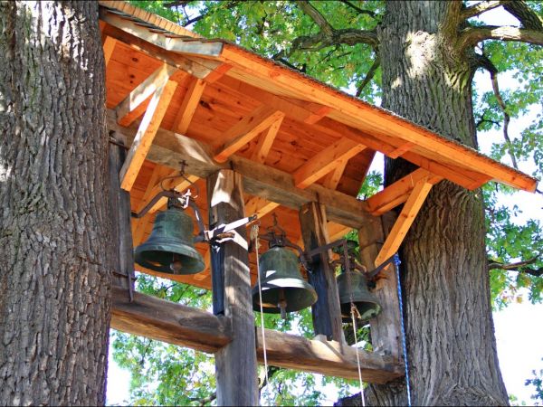 Dawny kościół rzymskokatolicki pw. Objawienia Pańskiego (Trzech Króli), zbudowany w 1754 r. Według tradycji kościół został zakupiony i przeniesiony z Narola. Dz