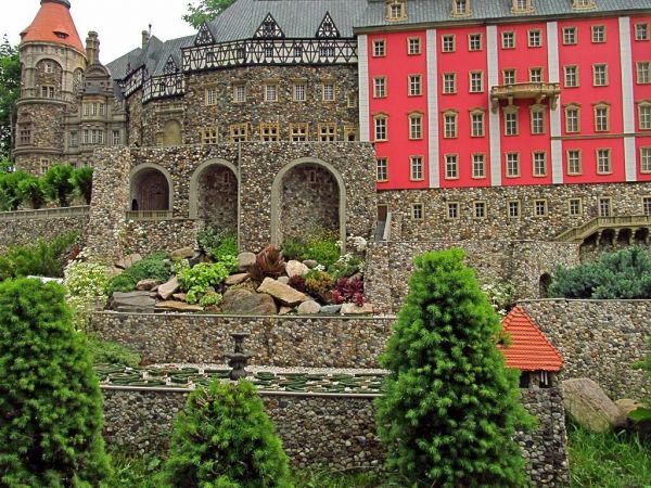 KOWARY - Park Miniatur Zabytków Dolnego Śląska - Zamek „Książ” jest największym tego typu obiektem na Dolnym Śląsku a trzecim w Polsce. Na przełomie pięciu wiek