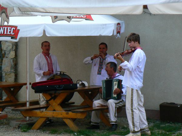 Przygrywa kapela z ukrainy.