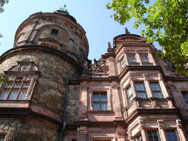 Zamek Książ - wybudowany w latach 1288-1292 przez księcia świdnicko-jaworskiego Bolka I Surowego . Od 1509 r. jako zastaw, a od 1605 r. wykupiony i wlasnosc dzi